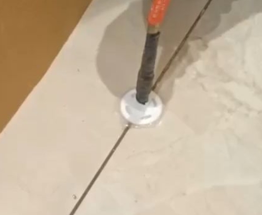 鞍山瓷砖空鼓维修公司专业解答瓷砖在铺贴过程中，如果没有涂抹均匀到位的粘结材料（如水泥砂浆或瓷砖胶），可能会导致以下问题